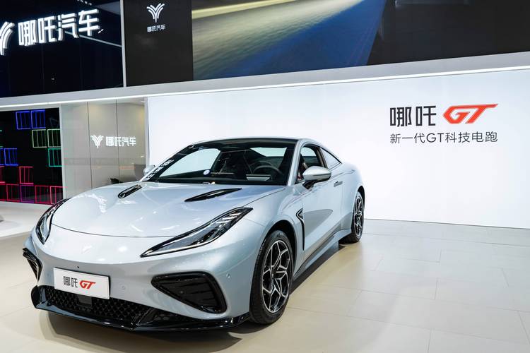 东莞329哪吒汽车在智能汽车领域的表现，领途汽车在新能源汽车市场中的影响力